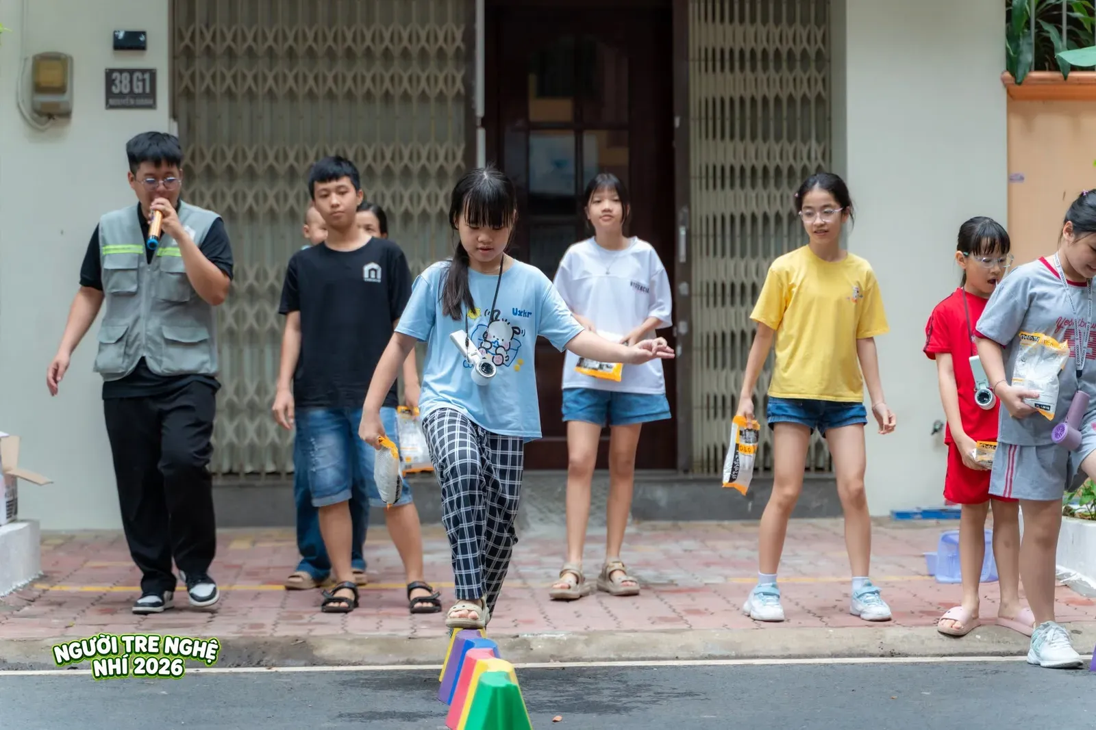 Sự khéo léo và tập trung cao độ của các bạn nhỏ khi tự tin chinh phục thử thách đi thăng bằng tại trạm game.