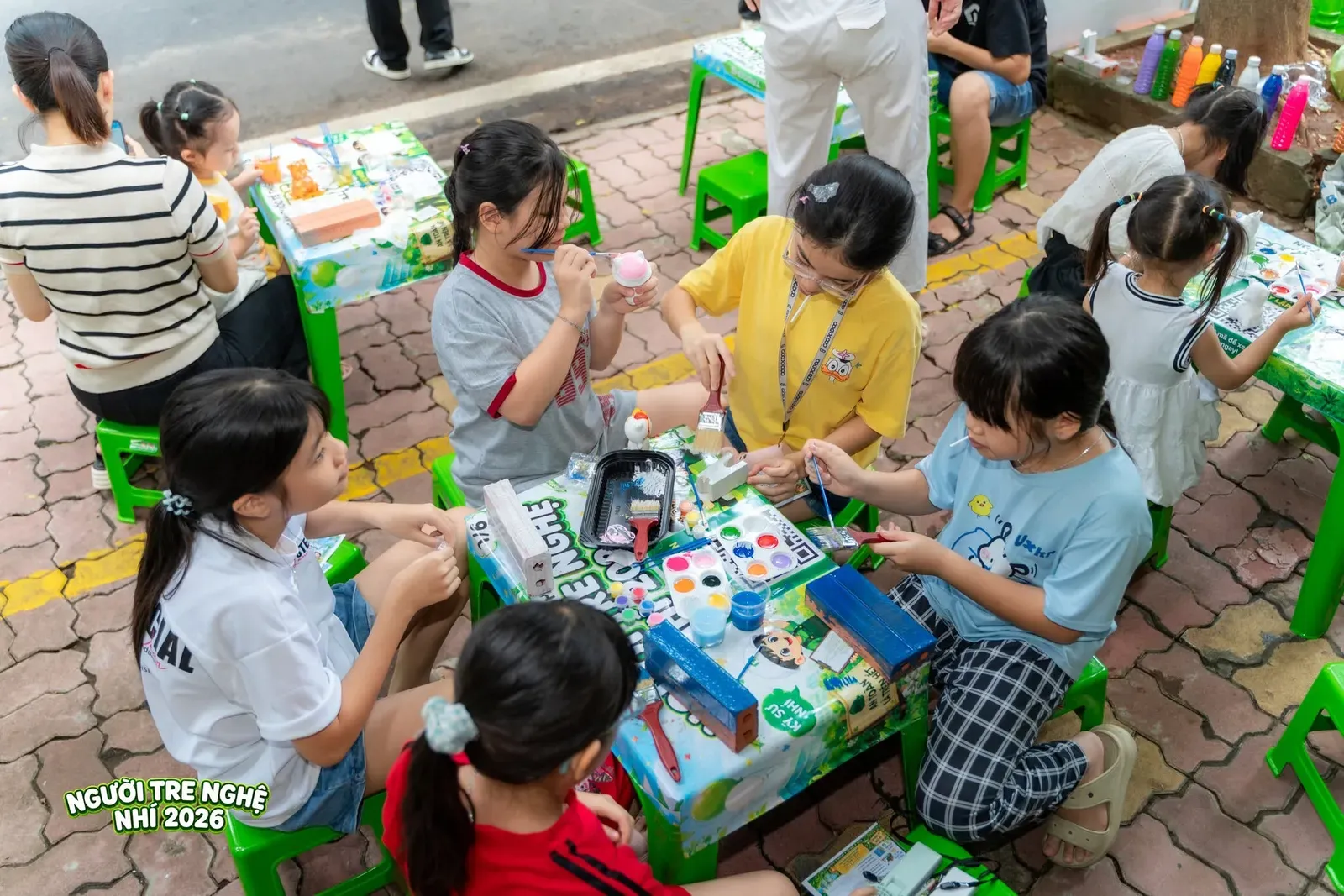 Sự tập trung và khéo léo của các bạn nhỏ khi vượt qua thử thách giữ thăng bằng để hoàn thành trạm game.