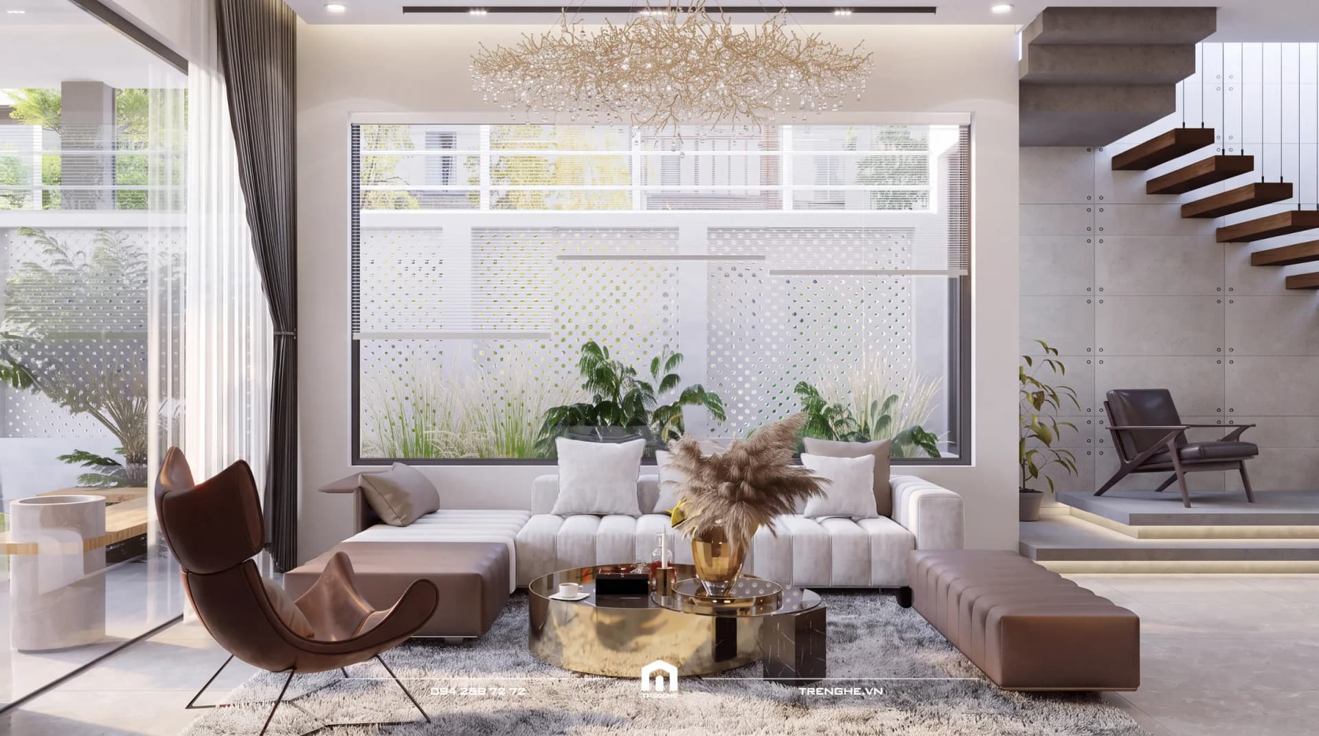 Phòng khách T’ House với sofa nỉ trắng, đèn chùm pha lê và cầu thang bậc gỗ cạnh ô kính lớn