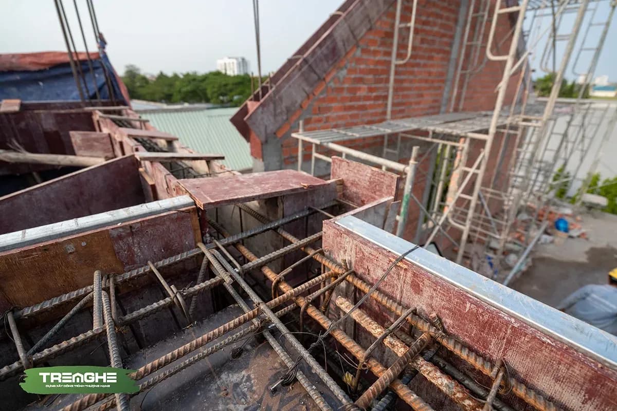 Thi công cốp pha đúng kỹ thuật và đủ các dầm dọc và ngang để đảm bảo khả năng chịu lực của sàn
