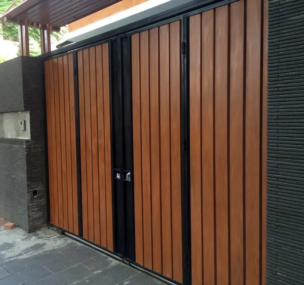 Thiết kế cổng gỗ và sắt hiện đại