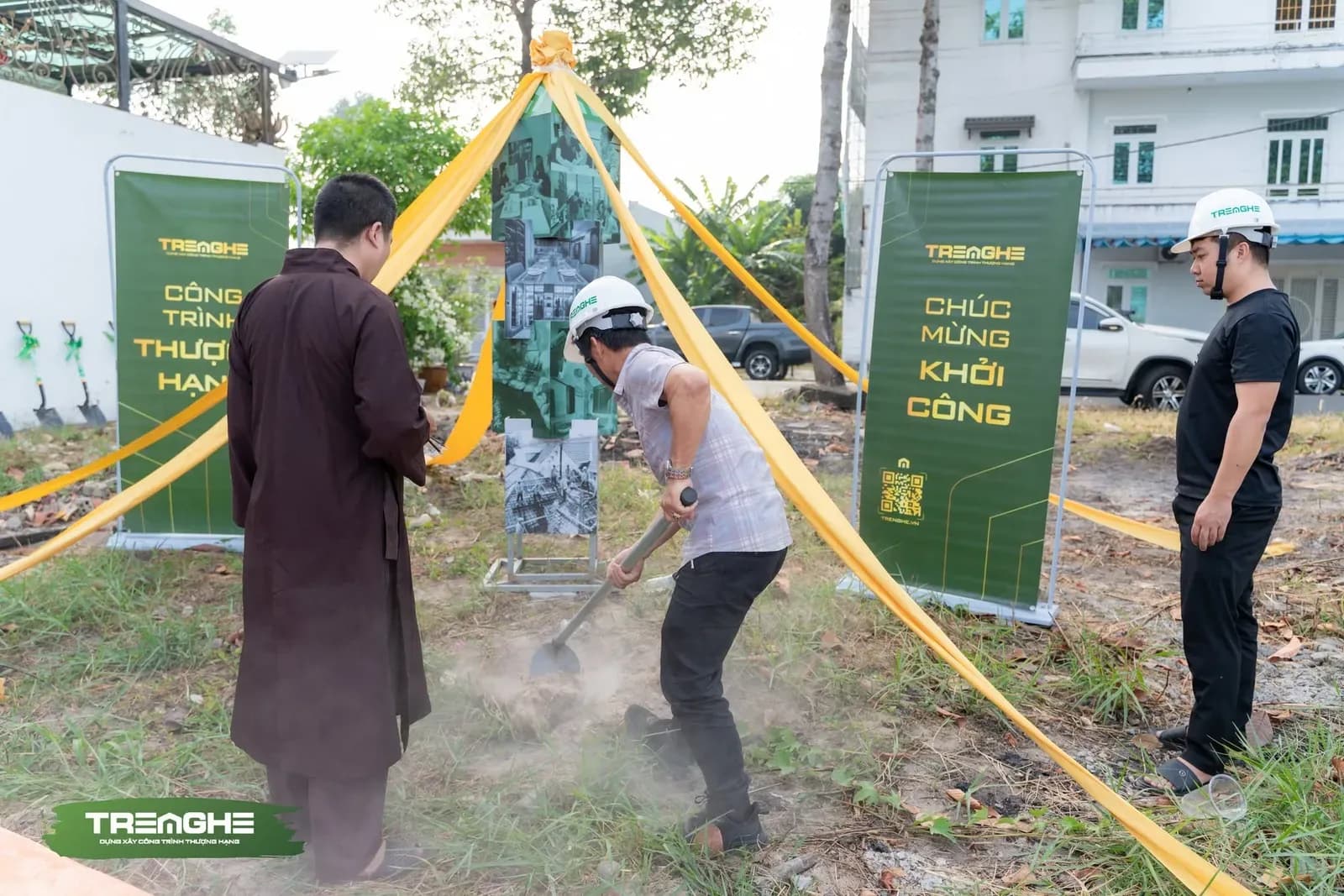 Tiến hành nhát cuốc động thổ đầu tiên, chính thức khai triển dự án.