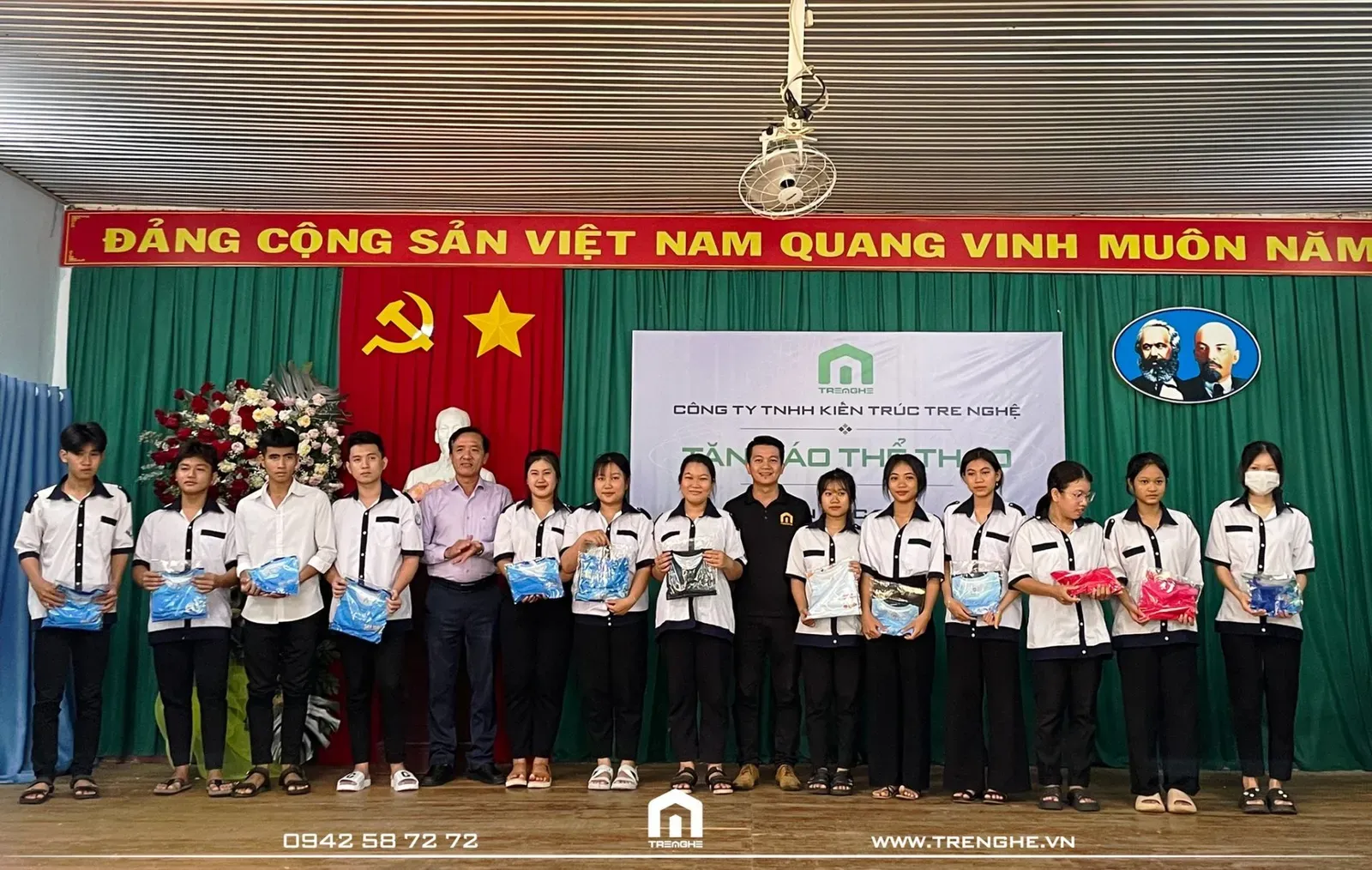 Với 500 chiếc áo đã được Tre Nghệ trao tặng đến các em học sinh của 3 khối