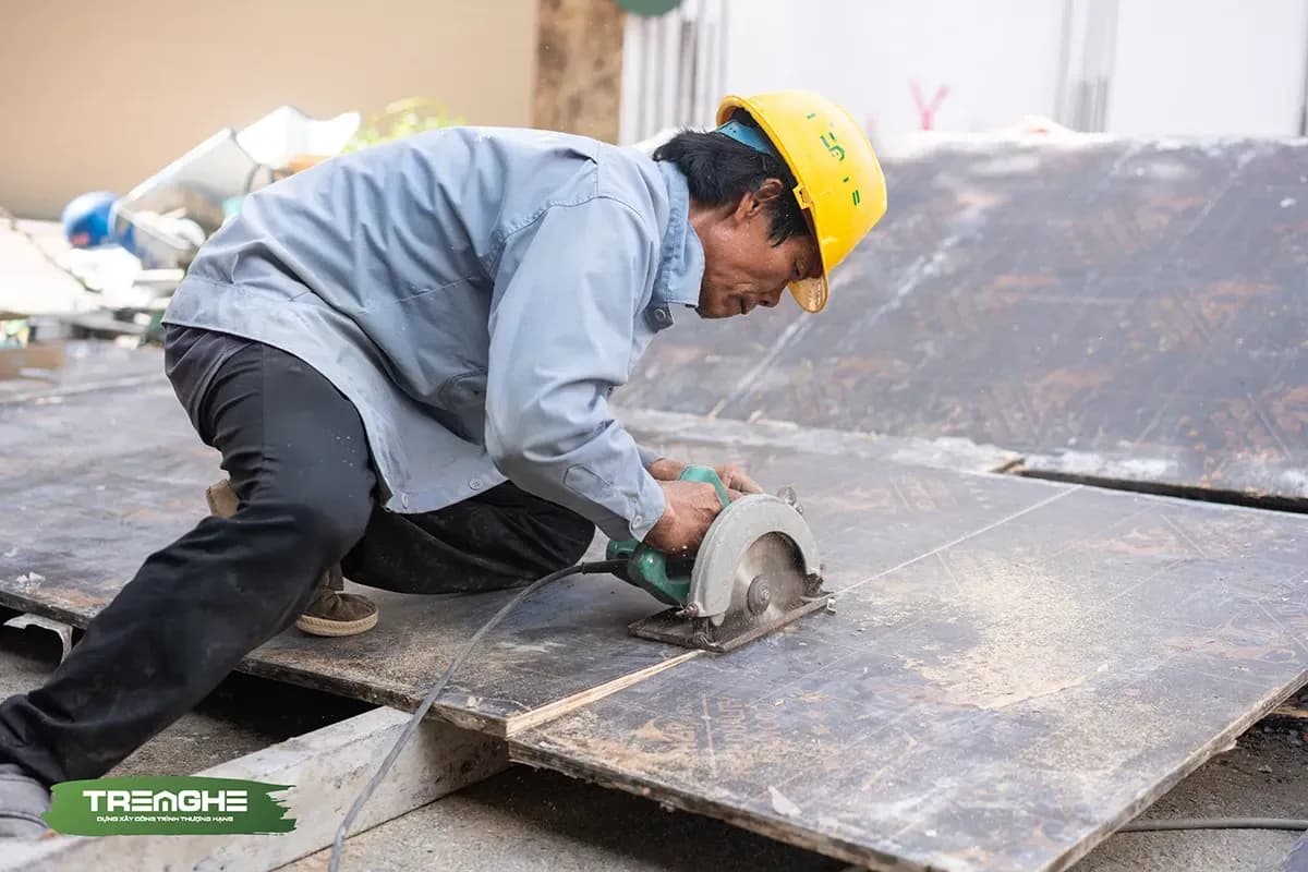 Ván phủ phim giúp lớp bê tông khi đổ đảm bảo độ bằng phẳng và đạt chuẩn kích thước thiết kế
