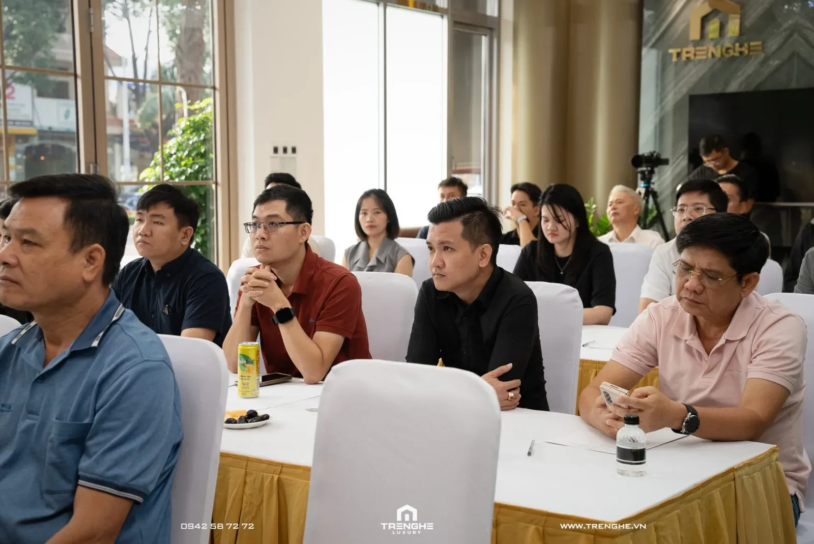 Khách hàng được lắng nghe về những câu chuyện và giải đáp thắc mắc trong quá trình dựng xây một ngôi nhà