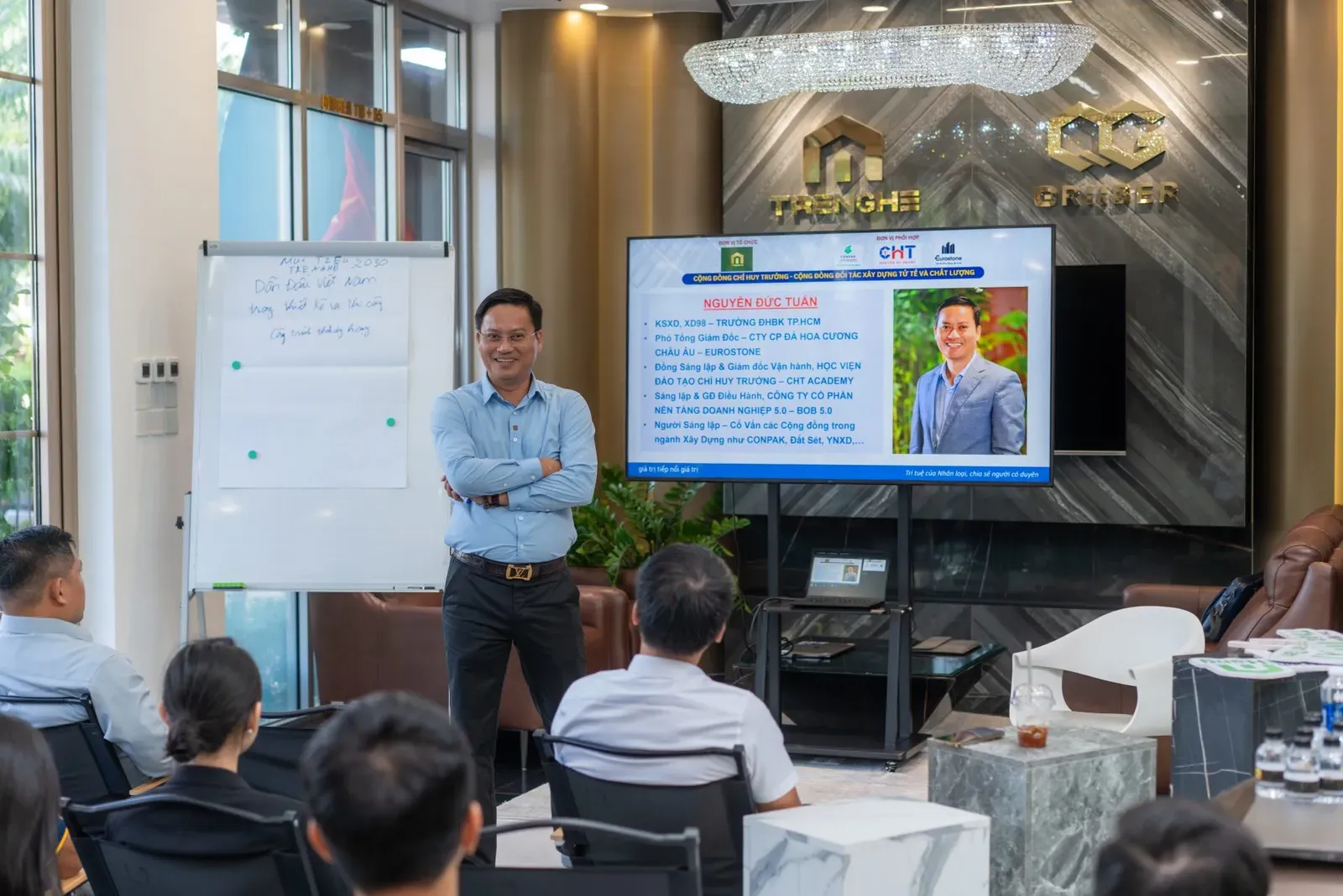 Diễn giả Nguyễn Đức Tuấn chia sẻ trong buổi workshop